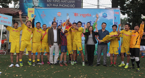 Các thành viên đội Báo Bóng đá hân hoan ăn mừng chức vô địch