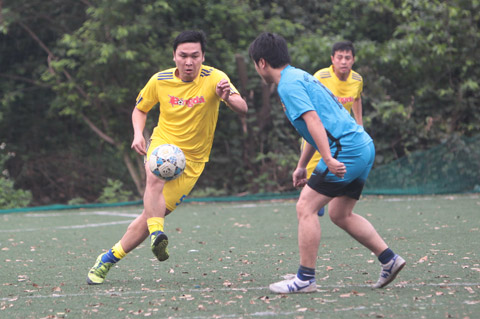 Trận bán kết còn lại diễn ra giữa đội Báo Bóng đá (áo vàng) và đội Công ty Cổ phần BOT Việt Trì 