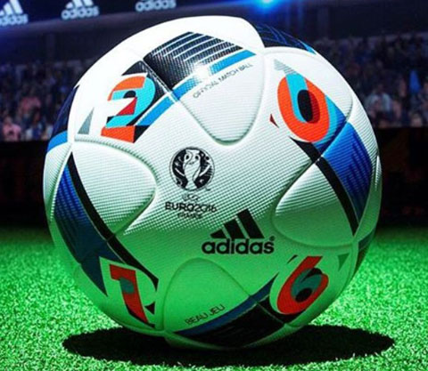 VCK EURO 2016 - Bóng Beau Jeu (Pháp): quả bóng có tên tiếng Pháp là “Beau Jeu” (tạm dịch: trận đấu đẹp), do hãng thể thao adidas sản xuất trong vòng 18 tháng. Chất liệu làm nên trái bóng này rất tương đồng với quả bóng Brazuca tại VCK World Cup 2014. Một số ít những cải thiện của adidas cho Beau Jeu là cấu tạo bề mặt giúp bám tay hơn (dành cho các thủ môn), và dễ nhìn từ xa hơn. 3 màu chủ đạo của trái bóng là đỏ, trắng, xanh da trời (màu quốc kỳ Pháp). Không thể thiếu là dòng chữ EURO 2016 ngay ở mặt chính