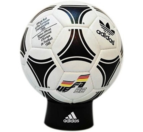 VCK EURO 1988 (Đức): Lấy màu chủ đạo là màu đen, trắng trên nền cờ của nước Đức. Đi cùng với đó là hình lá cờ của nước chủ nhà và chữ UEFA cuối lá cờ