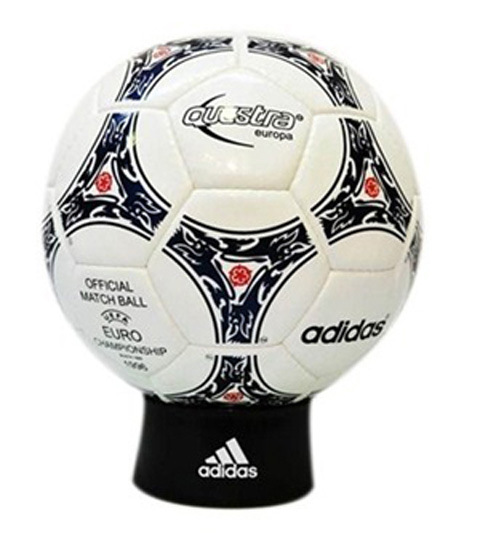 VCK EURO 1996 (Anh): Trái bóng mang tên Questra. Đây là quả bóng đầu tiên có những đột phá về màu sắc, không còn đơn giản là 2 màu đen trắng xen kẽ. Quả bóng được trang trí bằng những đường nét tương đồng với biểu tượng gắn trên ngực áo các cầu thủ ĐT Anh