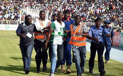 Lực lượng an ninh tóm gọn 1 CĐV định lao vào sân ăn mừng bàn thắng của Nigeria