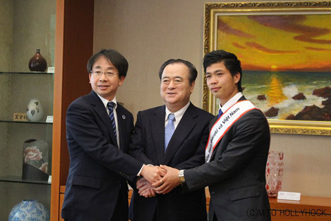 Ông Kunio Numata (trái) - Chủ tịch CLB Mito Hollyhock cùng ông Hashimoto Masaru - Thống đốc tỉnh Ibaraki bắt tay thể hiện sự hợp tác - Ảnh: FB Mito Hollyhock