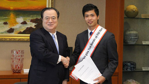 Công Phượng (phải) rạng rõ nhận Thư bổ nhiệm từ Tổng đốc tỉnh Ibaraki