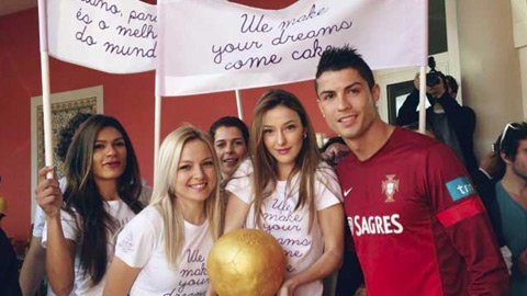 Fan nữ vẫn vui vẻ dù bị Ronaldo sút penalty trúng mặt
