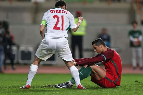 Tiền vệ Svetoslav Dyakov của Bulgaria ăn mừng khi Cristiano Ronaldo đá hỏng 11m tại Leiria, Bồ Đào Nha