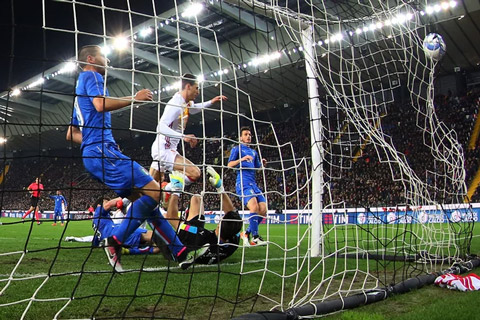 Tiền đạo Aritz Aduriz ghi bàn vào lưới thủ thành Gianluigi Buffon trong trận giao hữu tại Udine. Đây là bàn thắng đầu tiên của Aduriz cho ĐT Tây Ban Nha ở độ tuổi 35