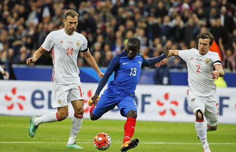 Tiền vệ N'Golo Kante có màn ra mắt ĐT Pháp không thể ấn tượng khi ghi bàn mở tỉ số, qua đó giúp Les Bleus vùi dập Nga 4-2