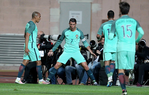 Cristiano Ronaldo đã lập công trở lại cho ĐT Bồ Đào Nha sau khi thi đấu thất vọng ở trận thua 0-1 trước Bulgaria. Sự xuất sắc của CR7 đã đưa Bồ Đào Nha vượt qua ĐT Bỉ với tỉ số 2-1