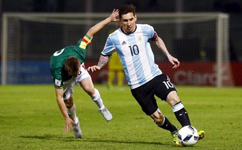Siêu sao Lionel Messi (Argentina) vượt qua sự truy cản của cầu thủ Bolivia trong thắng lợi 2-0 trước đối thủ này tại vòng loại World Cup 2018 khu vực Nam Mỹ
