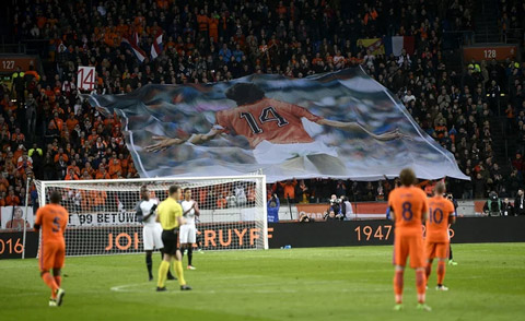 Người hâm mộ cùng các cầu thủ Pháp và Hà Lan dành ít phút để tưởng niệm huyền thoại Johan Cruyff trên sân Amsterdam Arena