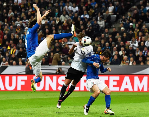 Mario Goetze ghi bàn thắng thứ 2 cho ĐT Đức trước Italia từ một pha đánh đầu