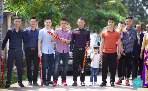 Các cựu cầu thủ gốc Nghệ An đang thi đấu tứ xứ như Văn Bình, Hồng Việt, Trọng Hoàng ... cũng về quê dự lễ cưới của người bạn thân. 
