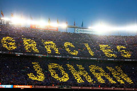 Mosaic (tạo hình ảnh trên khán đài bằng những tấm thảm) là một đặc sản của CĐV Barca và hôm nay họ dành để tri ân Cruyff