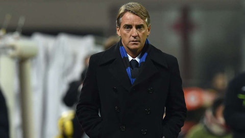 Mancini cay cú vì Inter thua trong thế mất 2 người