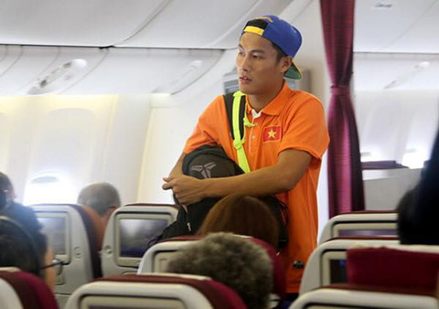 Hồng Quân bơ phờ lên máy bay - Ảnh: FBNV