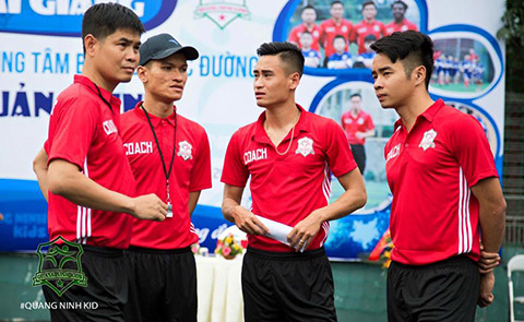 Vũ Minh Tuấn (thứ 2 từ phải sang) cùng các cộng sự trong những buổi 