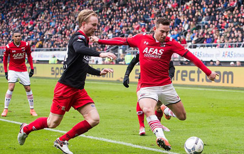 Janssen (phải) là mục tiêu của M.U và Everton