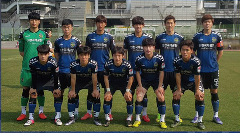 Xuân Trường (hàng đứng, thứ 2 từ trái qua) có tên trong đội hình xuất phát của Incheon United 