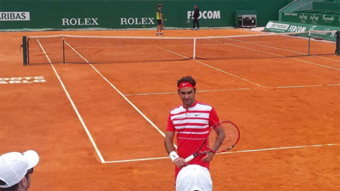 Federer trên sân tập tại Monte Carlo