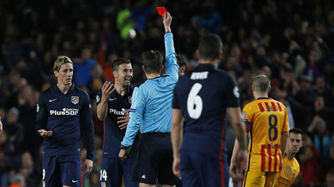 Torres nhận thẻ đỏ khiến Atletico phải đá thiếu người