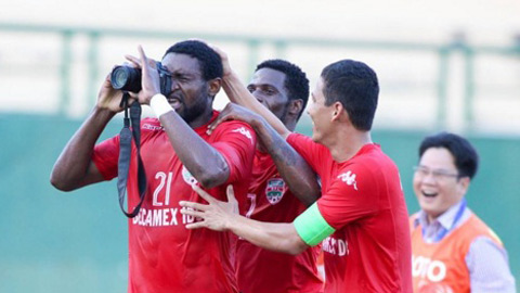 Tiền đạo B.Bình Dương… mượn máy ảnh phóng viên để ăn mừng bàn thắng