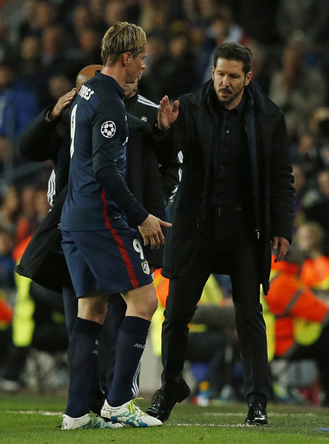 Simeone và Torres đều không hài lòng với cách điều hành trận đấu của tổ trọng tài