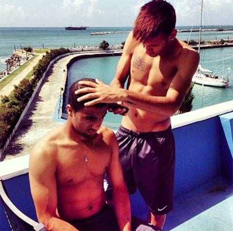 Neymar tỉa tóc cho đồng đội Lucas hồi 2013