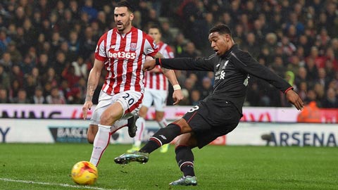 Ibe trong trận đấu với Stoke City