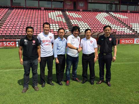 Đại diện Viettel thăm quan sân SCG Stadium - Ảnh: FB Muangthong United FC