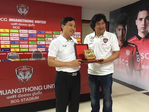 Đoàn Viettel trao kỷ niệm chương cho CLB Muangthong United - Ảnh: FB Muangthong United FC