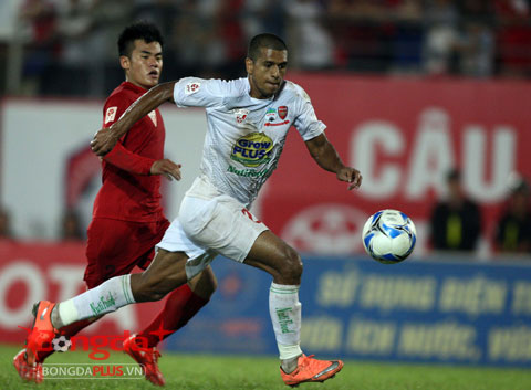 Osmar (áo trắng) có bàn thắng đầu tiên cho đội bóng mới - Ảnh: Minh Tuấn