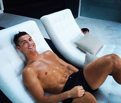 Ronaldo có thân hình khiến nhiều chị em phải yêu mến