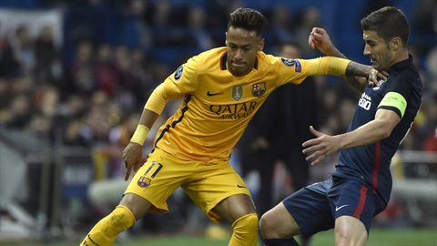 Một pha tranh bóng giữa Gabi và Neymar