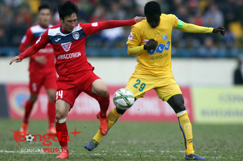 Than.QN (áo đỏ) vẫn chưa có chiến thắng đầu tay cùng HLV Phan Thanh Hùng - Ảnh: Minh Tuấn