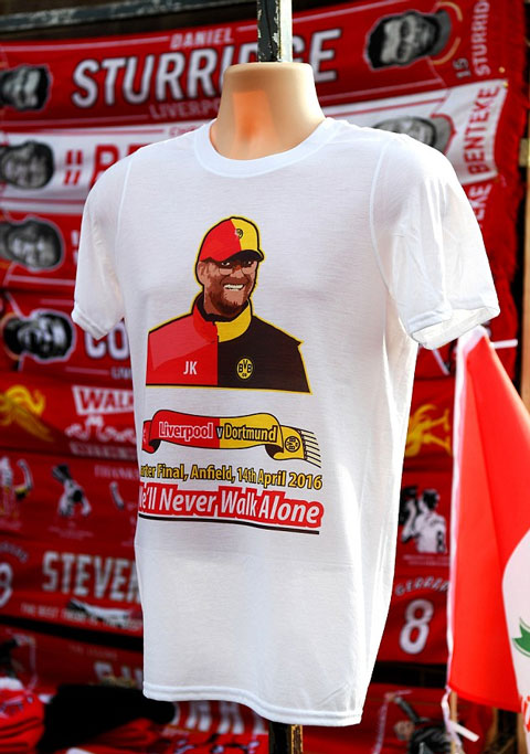 Chiếc áo in hình Klopp mang màu sắc của cả Dortmund lẫn Liverpool