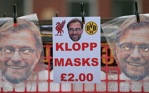 Chiếc mặt nạ mang gương mặt của Klopp được bày bán bên ngoài sân Anfield