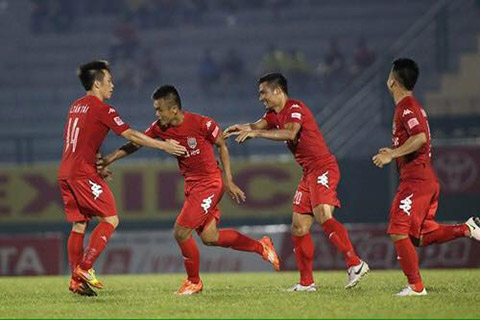 Duy Khánh (thứ 2 từ trái sang) ăn mừng sau bàn thắng đầu tiên tại V.League