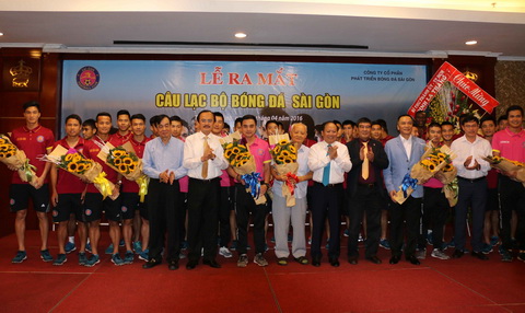 Các thành viên của CLB bóng đá Sài Gòn tại lễ ra mắt. Ảnh: Quốc An