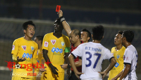 Lý do tiền đạo FLC Thanh Hóa bị đuổi khỏi sân sau khi ghi bàn