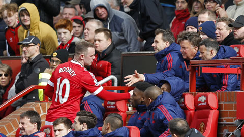 Rooney phẫn nộ vì bị Van Gaal thay ra