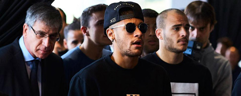 Neymar ăn mặc thiếu nghiêm túc trong lễ tang Johan Cruyff