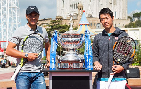 Rafael Nadal (trái) và Kei Nishikori đứng cạnh chiếc cup vô địch Barcelona Open