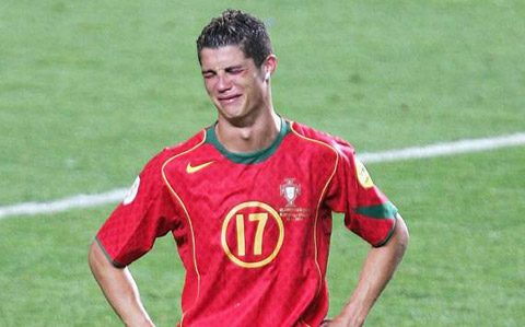 Ronaldo từng khóc khi Bồ Đào Nha thua Hy Lạp trong trận chung kết EURO 2004