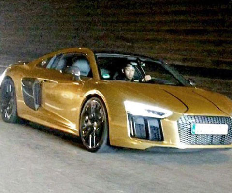 Tiền đạo của Dortmund - GOLD-FOILED Audi R8 khiến đồng đội lác mắt với chiếc xe độ màu vàng chói của mình