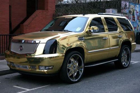 Cựu iền đạo của Liverpool - El Hadi Diouf thể hiện đẳng cấp chơi xe của mình bằng cách mạ vàng chiếc Cadillac Escalade. Trước khi độ, chiếc xe của anh đã có giá là 53.000 bảng