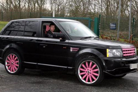 Cựu tiền vệ Man City, Stephen Ireland còn khiến NHM thích thú khi độ chiếc Range Rover của mình có màu hồng rất... nữ tính