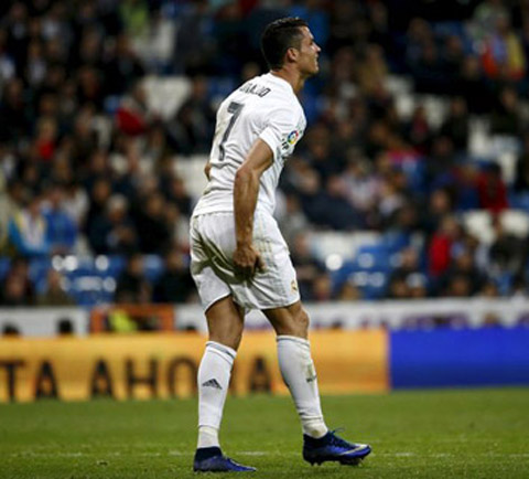 Ronaldo gặp chấn thương đùi