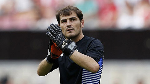 Casillas mất vị trí trong khung gỗ Porto