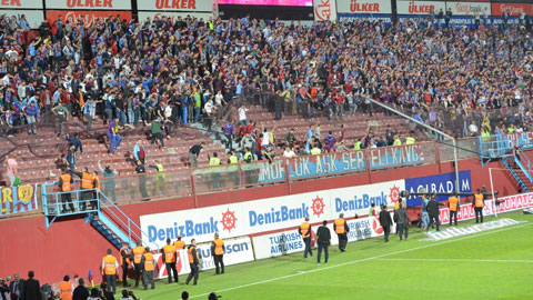 Những trận đấu giữa Fenerbahce và Trabzonspor luôn diễn ra rất căng thẳng từ trên khán đài